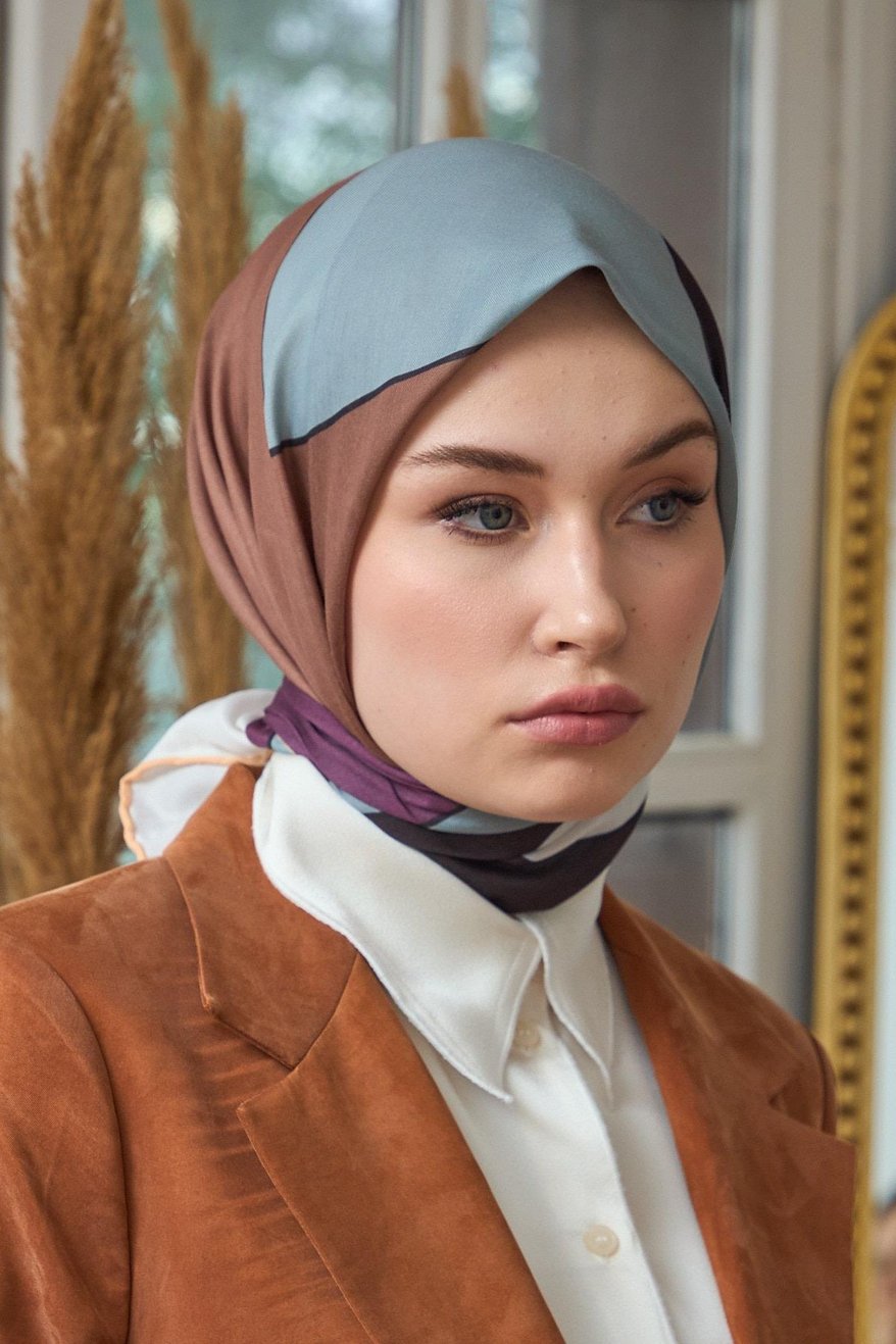 Summer Glow Soft Eşarp Espresso Gray إيشارب سوفت من مجموعة لمعان الصيف باللونين اسبريسو والرمادي