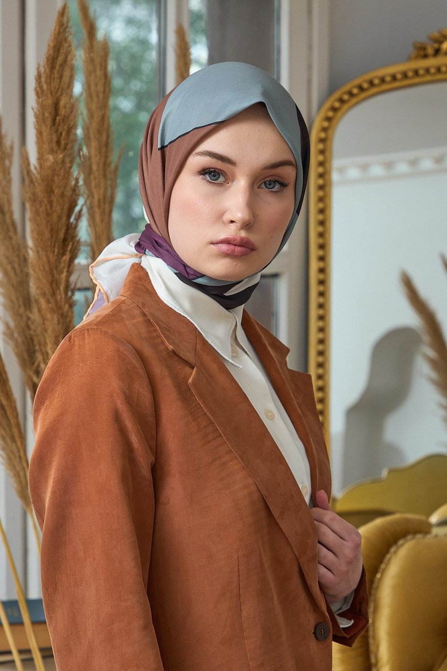 Summer Glow Soft Eşarp Espresso Gray إيشارب سوفت من مجموعة لمعان الصيف باللونين اسبريسو والرمادي