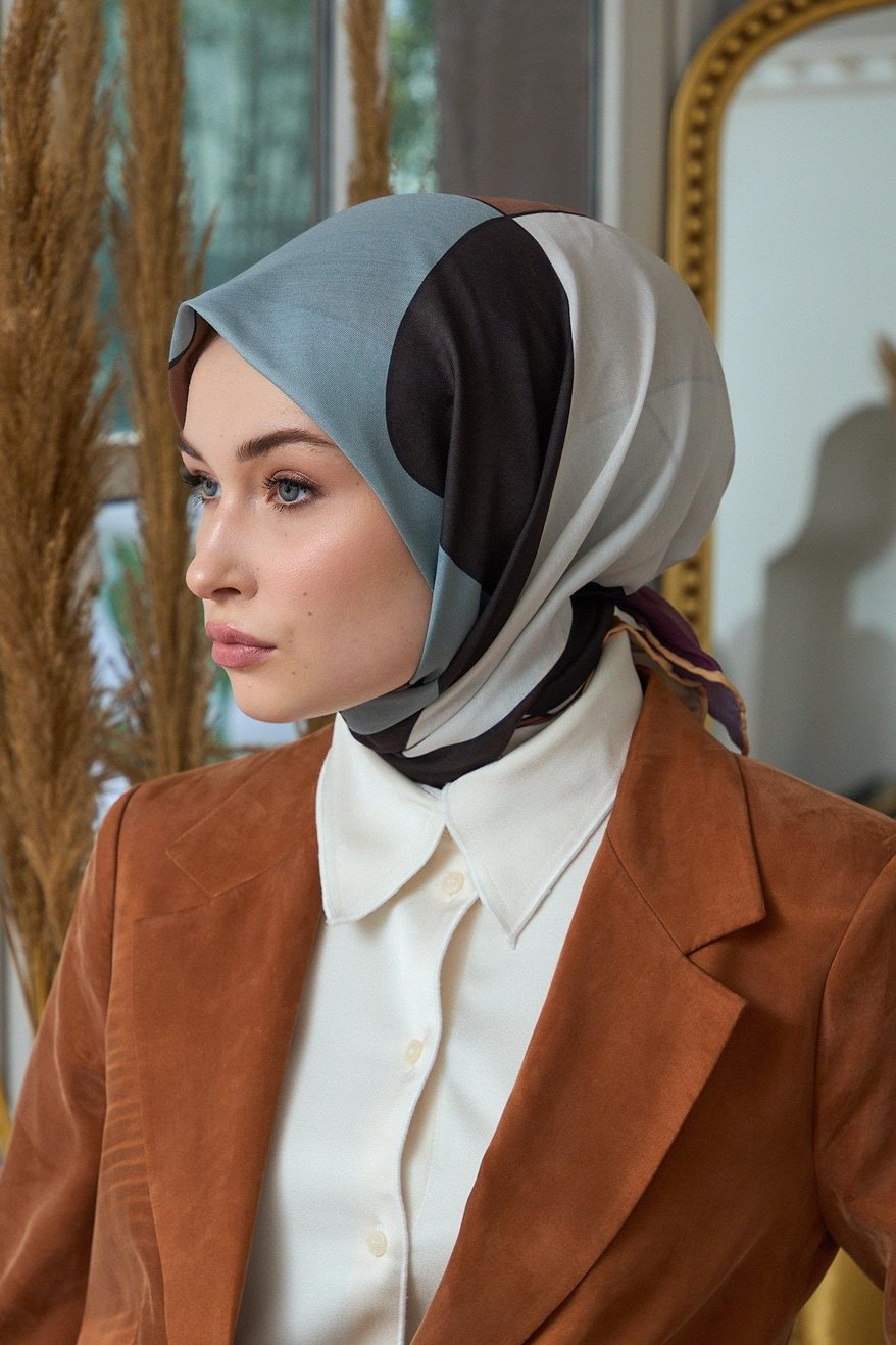 Summer Glow Soft Eşarp Espresso Gray إيشارب سوفت من مجموعة لمعان الصيف باللونين اسبريسو والرمادي